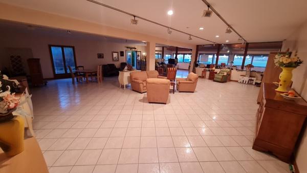 Local à usage commercial. 700 m², 8 pièces / 929 m² de terrain 170 000 €