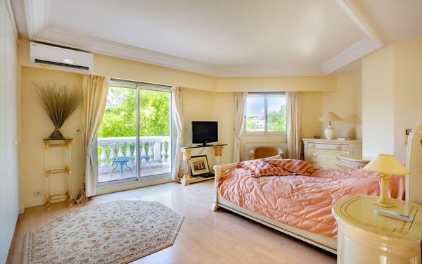 Maison à vendre    7 pièces •  Mandelieu-la-Napoule