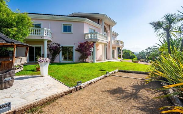 Maison à vendre    7 pièces •  Mandelieu-la-Napoule