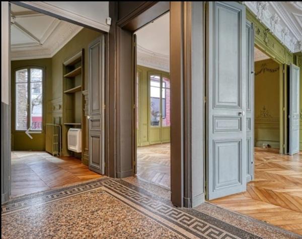 PARIS 17E – IMMEUBLE D’EXCEPTION AVEC JARDIN PRIVATIF, TERRASSES & ROOFTOP – 600 M² ENTIÈREMENT RÉNOVÉS