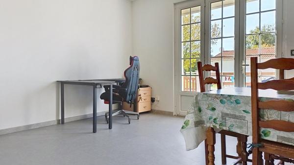 Maison plain pied avec de beaux volumes.