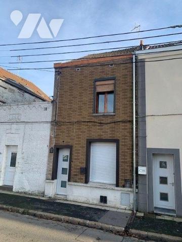 Maison de ville offrant:
- Rez-de-chaussée: entrée, salon, séjour donnant  sur espace cuisine,...