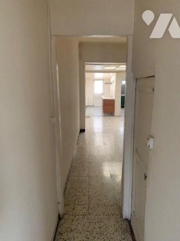 Maison de ville offrant:
- Rez-de-chaussée: entrée, salon, séjour donnant  sur espace cuisine,...