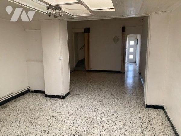 Maison de ville offrant:
- Rez-de-chaussée: entrée, salon, séjour donnant  sur espace cuisine,...