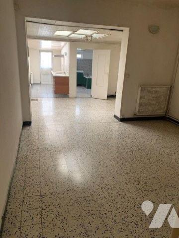 Maison de ville offrant:
- Rez-de-chaussée: entrée, salon, séjour donnant  sur espace cuisine,...