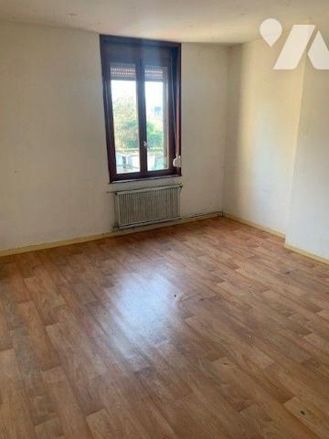 Maison de ville offrant:
- Rez-de-chaussée: entrée, salon, séjour donnant  sur espace cuisine,...