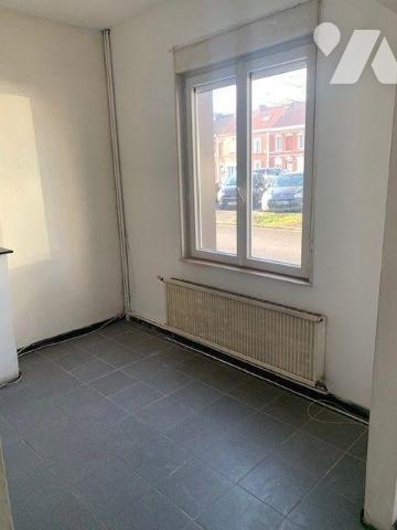 Maison de ville offrant:
- Rez-de-chaussée: entrée, salon, séjour donnant  sur espace cuisine,...