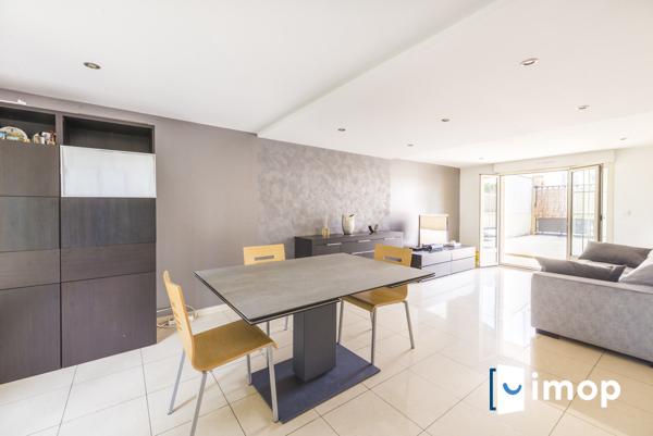 Belle maison avec extérieur