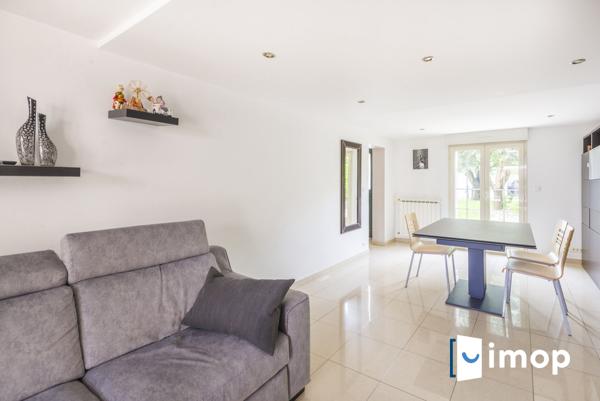 Belle maison avec extérieur