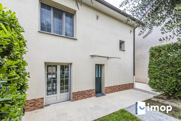 Belle maison avec extérieur