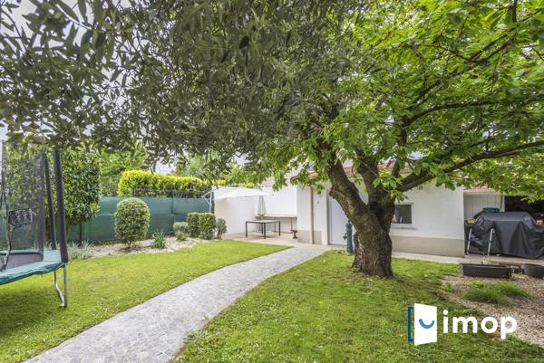 Belle maison avec extérieur