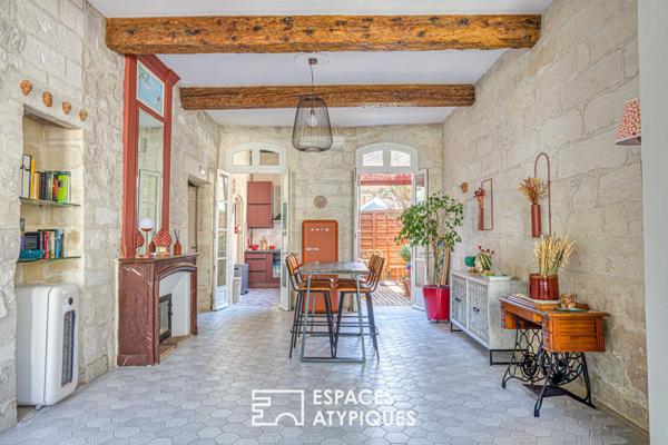 Entre lumière et terrasse, un refuge dans les remparts