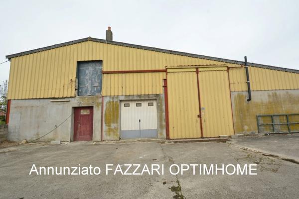 À vendre en exclusivité, proche Belgique et Luxembourg,  à Lion-devant-Dun, bâtiment à usage de garages et de stockage