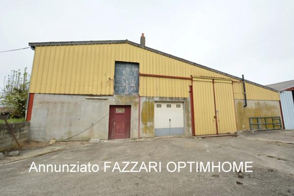 À vendre en exclusivité, proche Belgique et Luxembourg,  à Lion-devant-Dun, bâtiment à usage de garages et de stockage