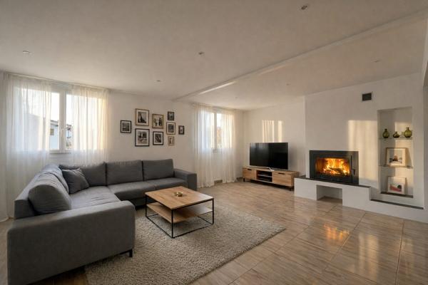 Maison individuelle avec double logement – Terrasses, stationnements et emplacement stratégique