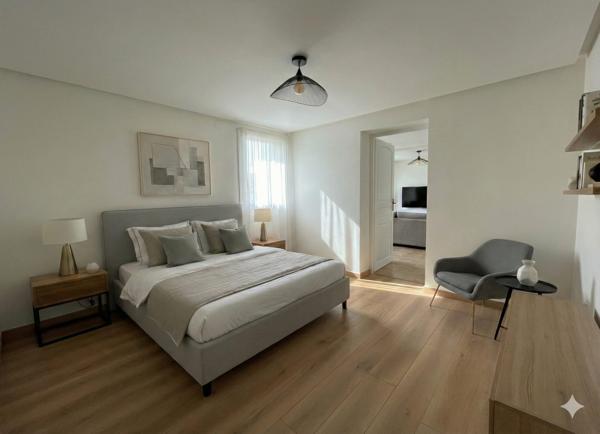 Maison individuelle avec double logement – Terrasses, stationnements et emplacement stratégique