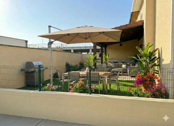 Maison individuelle avec double logement – Terrasses, stationnements et emplacement stratégique