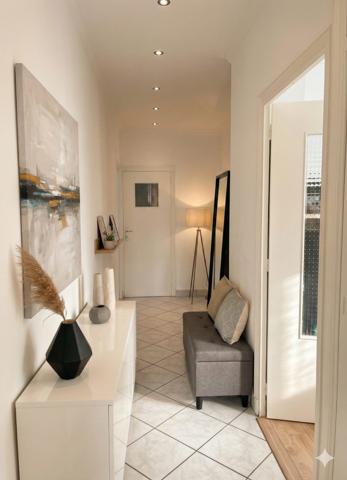 Maison individuelle avec double logement – Terrasses, stationnements et emplacement stratégique