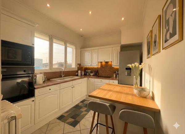 Maison individuelle avec double logement – Terrasses, stationnements et emplacement stratégique