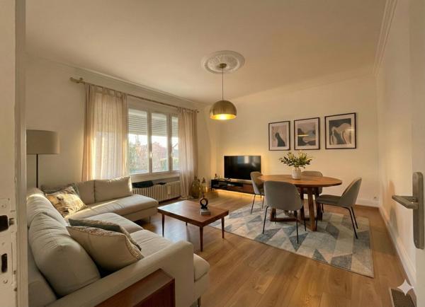 Maison individuelle avec double logement – Terrasses, stationnements et emplacement stratégique