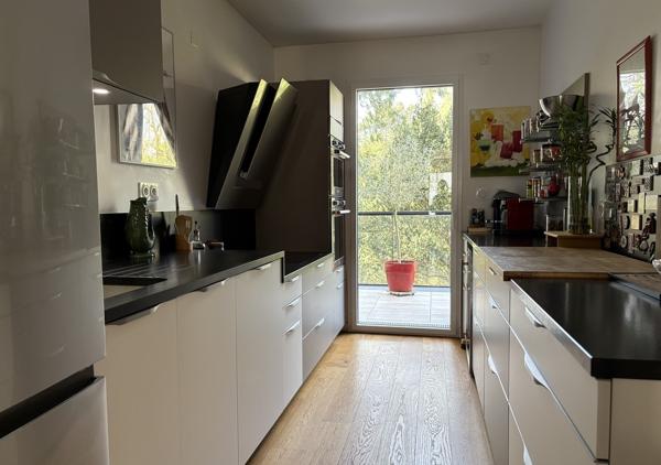 Bel appartement T4 de 106.46 m² avec balcons et garage dans une résidence de standing récente au calme d'une impasse