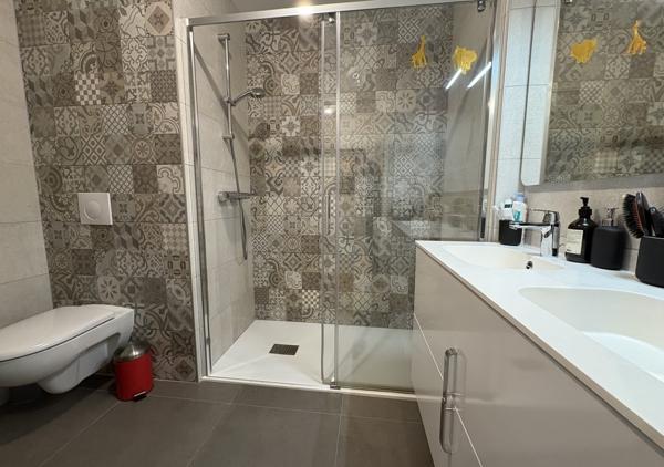 Bel appartement T4 de 106.46 m² avec balcons et garage dans une résidence de standing récente au calme d'une impasse