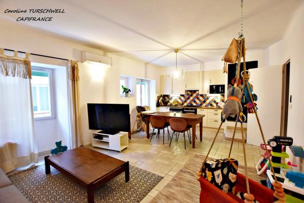 CUERS (83) - TRES JOLIE MAISON DE VILLE RENOVEE DE 110M² AVEC GRAND GARAGE - AU CALME - TOUT A PIED - AUCUN TRAVAUX