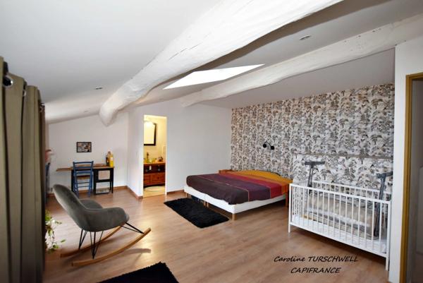 CUERS (83) - TRES JOLIE MAISON DE VILLE RENOVEE DE 110M² AVEC GRAND GARAGE - AU CALME - TOUT A PIED - AUCUN TRAVAUX