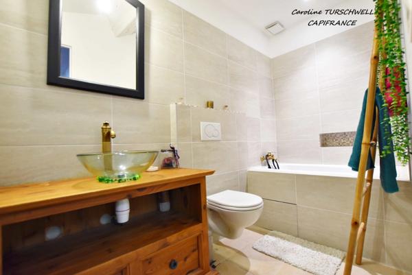 CUERS (83) - TRES JOLIE MAISON DE VILLE RENOVEE DE 110M² AVEC GRAND GARAGE - AU CALME - TOUT A PIED - AUCUN TRAVAUX