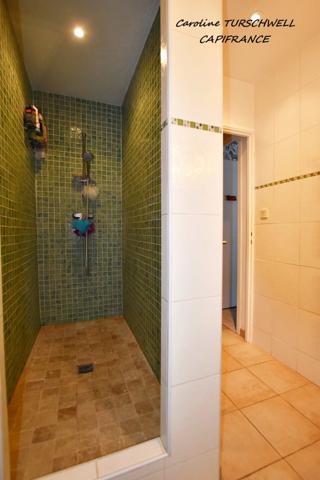 CUERS (83) - TRES JOLIE MAISON DE VILLE RENOVEE DE 110M² AVEC GRAND GARAGE - AU CALME - TOUT A PIED - AUCUN TRAVAUX