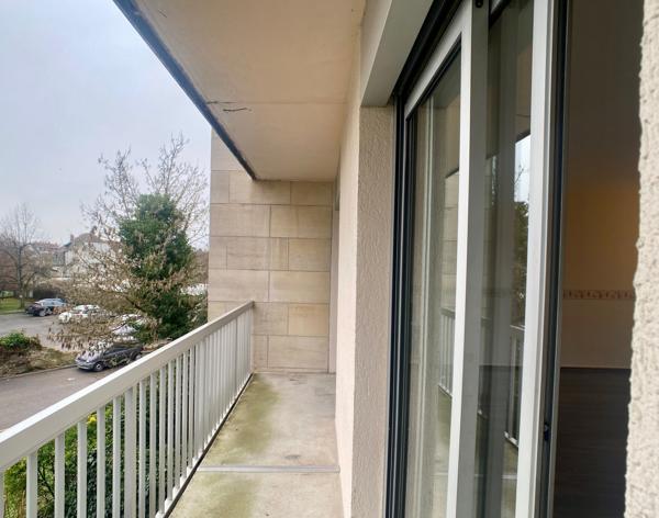 T2 lumineux de 37 m² avec box et cave en sous sol — Longeville-lès-Metz
