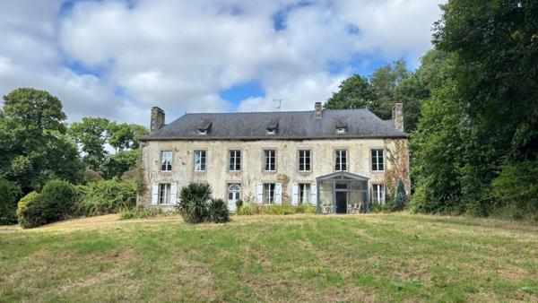 Propriété à vendre Manoir 15 pièces sur 4,5 Ha secteur GUERLEDAN(22)