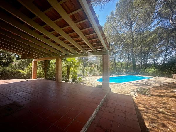 A VENDRE 13790 CHATEAUNEUF-LE-ROUGE MAISON DE TYPE 5 DE 108M2 SUR 1500M2 DE TERRAIN AVEC PISCINE ET ATELIER