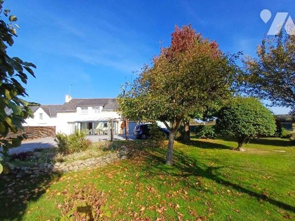 A seulement cinq minutes du centre de Guidel et de ses commerces, cette maison bénéficie d'un e...