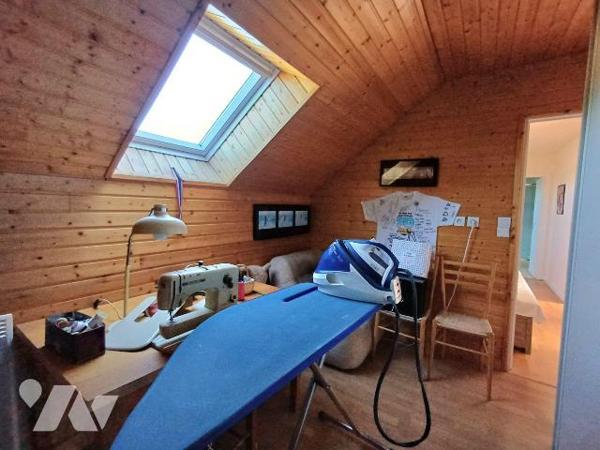 A seulement cinq minutes du centre de Guidel et de ses commerces, cette maison bénéficie d'un e...