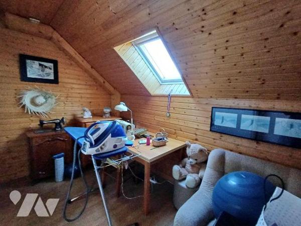 A seulement cinq minutes du centre de Guidel et de ses commerces, cette maison bénéficie d'un e...