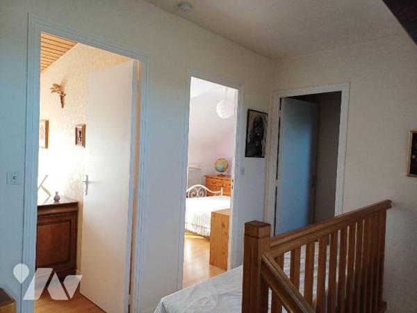 A seulement cinq minutes du centre de Guidel et de ses commerces, cette maison bénéficie d'un e...