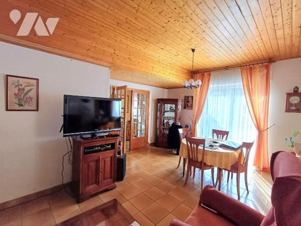 A seulement cinq minutes du centre de Guidel et de ses commerces, cette maison bénéficie d'un e...