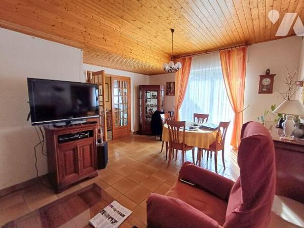 A seulement cinq minutes du centre de Guidel et de ses commerces, cette maison bénéficie d'un e...