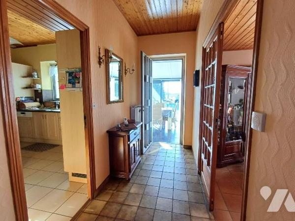 A seulement cinq minutes du centre de Guidel et de ses commerces, cette maison bénéficie d'un e...