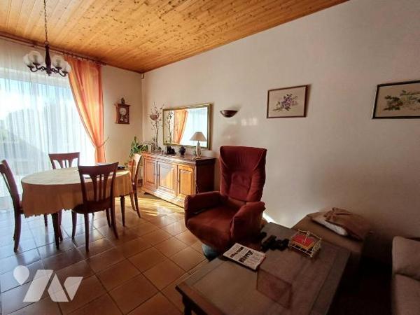 A seulement cinq minutes du centre de Guidel et de ses commerces, cette maison bénéficie d'un e...