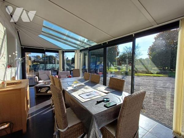 A seulement cinq minutes du centre de Guidel et de ses commerces, cette maison bénéficie d'un e...