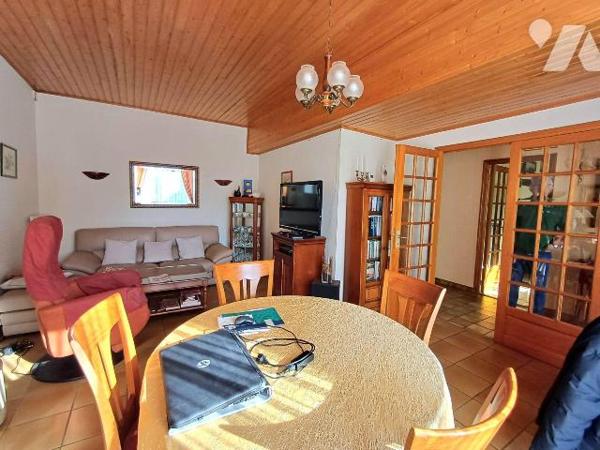 A seulement cinq minutes du centre de Guidel et de ses commerces, cette maison bénéficie d'un e...