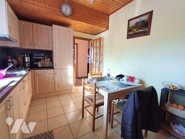 A seulement cinq minutes du centre de Guidel et de ses commerces, cette maison bénéficie d'un e...