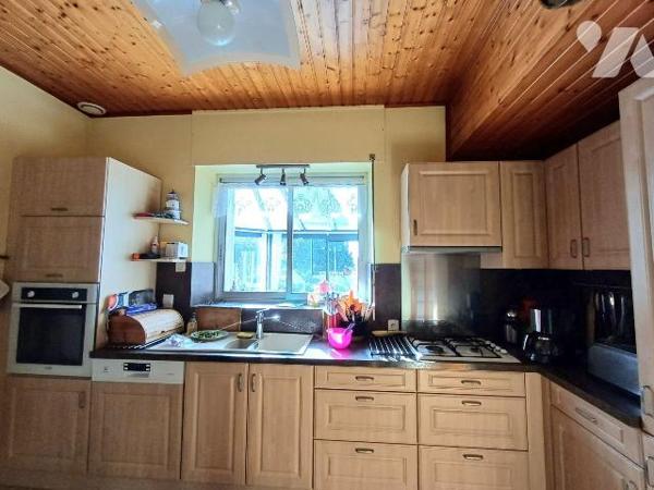 A seulement cinq minutes du centre de Guidel et de ses commerces, cette maison bénéficie d'un e...