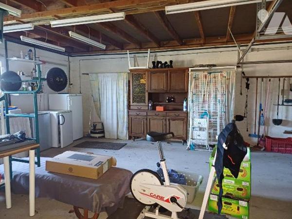 A seulement cinq minutes du centre de Guidel et de ses commerces, cette maison bénéficie d'un e...