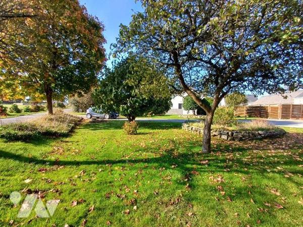 A seulement cinq minutes du centre de Guidel et de ses commerces, cette maison bénéficie d'un e...