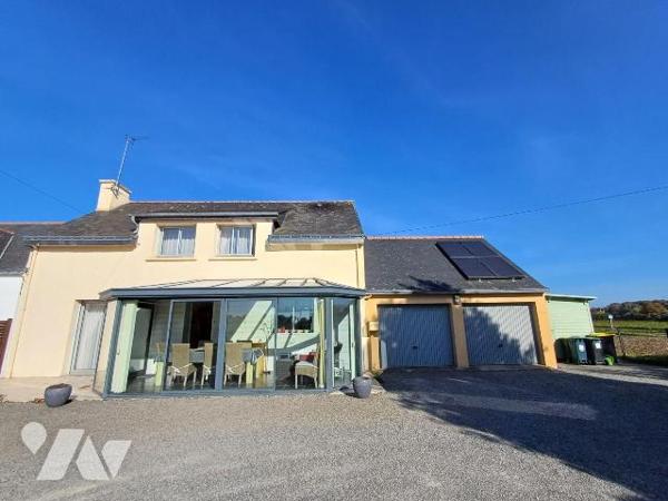 A seulement cinq minutes du centre de Guidel et de ses commerces, cette maison bénéficie d'un e...