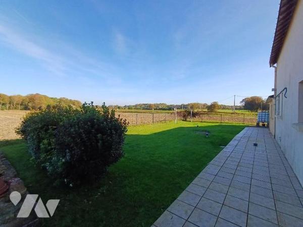 A seulement cinq minutes du centre de Guidel et de ses commerces, cette maison bénéficie d'un e...