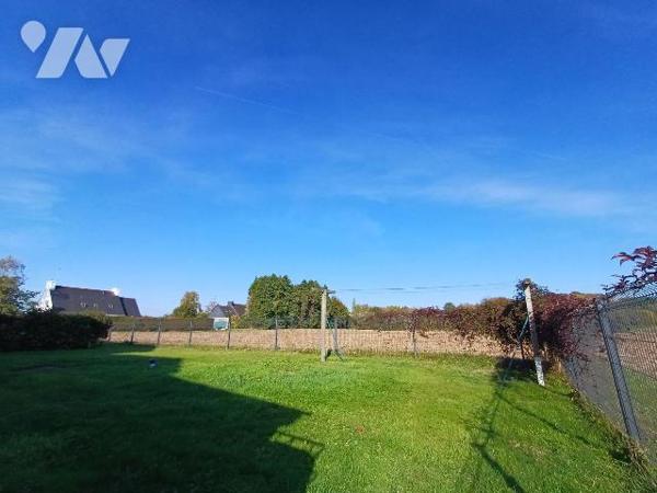A seulement cinq minutes du centre de Guidel et de ses commerces, cette maison bénéficie d'un e...